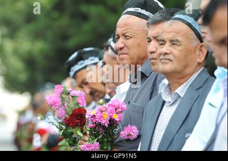 Samarkand, Ouzbékistan. 3e, 2016 Sep. Les gens se rassemblent le long de la route pour rendre hommage au regretté Président de l'Ouzbékistan Islam Karimov à Samarkand, Ouzbékistan, le 3 septembre 2016. Les funérailles de feu le président de l'Ouzbékistan Islam Karimov a eu lieu dans la ville historique de Samarkand, où il est né. Credit : Sadate/Xinhua/Alamy Live News Banque D'Images