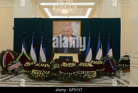 Samarkand. 3e, 2016 Sep. Photo prise le 3 septembre 2016 présente une vue de l'hôtel de deuil de l'ancien président de l'Ouzbékistan Islam Karimov à Samarkand, Ouzbékistan. Les funérailles de feu le président de l'Ouzbékistan Islam Karimov a eu lieu dans la ville historique de Samarkand, où il est né. Credit : Sadate/Xinhua/Alamy Live News Banque D'Images