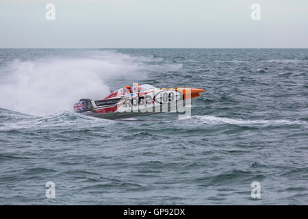 Bournemouth, Dorset, UK. 3 septembre 2016. Grand Prix de la mer à Bournemouth - le Bateau de Moteur P1) avec bateau de course, comme les cavaliers se préparent à faire la bataille pour les titres nationaux dans le championnat final rounds. Credit : Carolyn Jenkins/Alamy Live News Banque D'Images