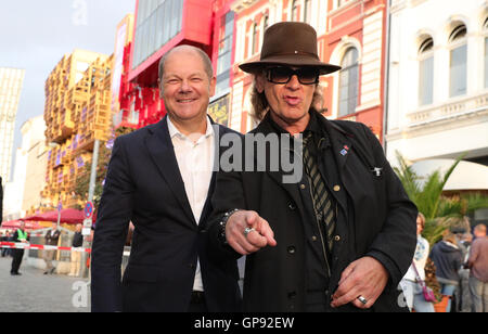 Hambourg, Allemagne. 06Th Sep 2016. Maire de Hambourg Olaf Scholz et musicien Udo Lindenberg (R) posent Spielbudenplatz face au théâtre sur la Reeperbahn à l'air libre pour le gala du 25e anniversaire des Schmidts Tivoli à Hambourg, Allemagne, 03 septembre 2016. Photo : CHRISTIAN CHARISIUS/dpa/Alamy Live News Banque D'Images