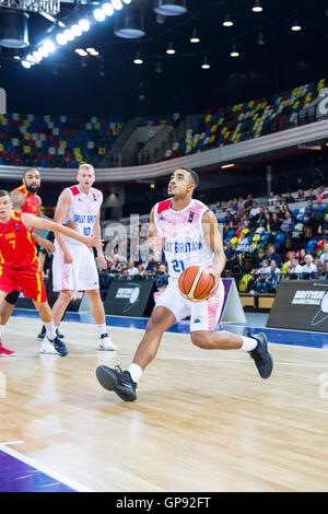 Copperbox Arena, London, UK, 3 septembre 2016. AlexYoung (21) sur l'attaque de GO. Grande-bretagne font face à l'équipe de Macédoine dans le panier Euro 2017 sous des qualificatifs entraîneur en chef Joe Prunty, que leur objectif est de retour pour leur 4e tour final apparition dans les 5 derniers tournois. Team GO win 96:79 Credit : Imageplotter News et Sports/Alamy Live News Banque D'Images