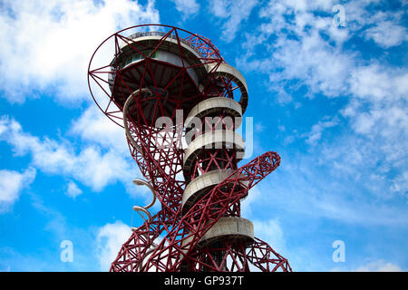Queen Elizabeth Olympic Park , UK - 03 Sep 2016 - ArcelorMittal Orbit sous ciel bleu. Météo changeante à Londres. Les festivaliers se prépare pour la pluie pendant la journée paralympique et Liberty Crédit : Festival Dinendra Haria/Alamy Live News Banque D'Images