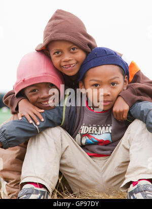 Groupe de trois amis au marché de producteurs, Madagascar Banque D'Images