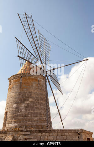 Salina Maria Stella moulin près de Trapani, Sicile, Italie Banque D'Images