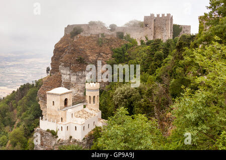 Torretta Pepoli et Castello Di Venere derrière, Erice, près de Trapani, Sicile, Italie Banque D'Images