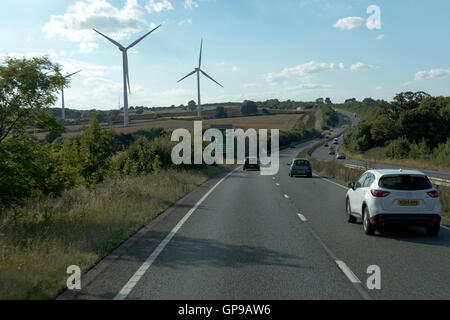 Roulant vers l'ouest le long d'un parc éolien près de Northamptonshire14. Banque D'Images