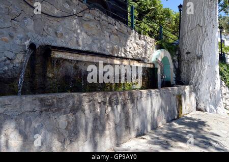 Fontaine en pierre dans la campagne sur la Crète Banque D'Images