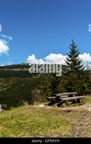 Banc dans un point de vue dans les montagnes, les environs de Spindleruv Mlyn, les Monts Krkonoše, République tchèque Banque D'Images