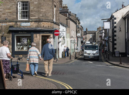 La sortie de la rue principale et de nouvelle route à Kirkby Lonsdale Cumbria Banque D'Images