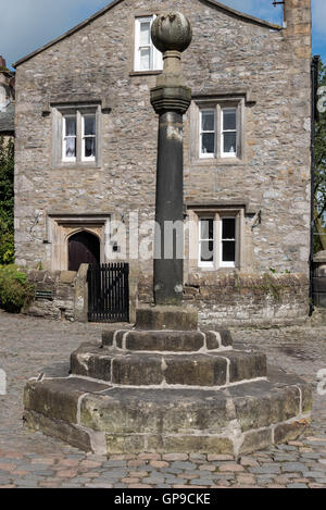 Ancienne croix en pierre du Swinemarket Kirkby Lonsdale Banque D'Images