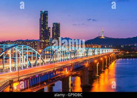 Séoul Corée,la nuit, de Corée du Sud à l'horizon de la ville Pont Dongjak rivière Han à Séoul, Corée du Sud. Banque D'Images