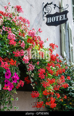 Affichage floral à l'extérieur un hôtel dans la ville française d'Annecy. Banque D'Images