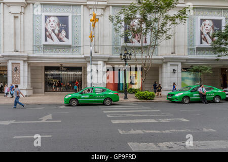 Les taxis en face du centre commercial de Ho Chi Minh city Vietnam Banque D'Images