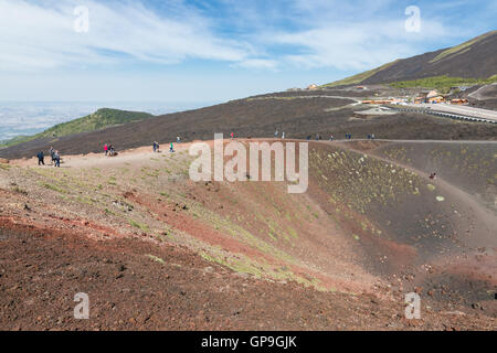 Les touristes se promènent Silvestri cratère sur les pentes de l'Etna le 23 mai 2016 à l'île de la Sicile, Italie Banque D'Images