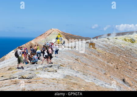 VULCANO, ITALIE - 24 MAI : hélicoptère de sauvetage et les gens en haut du volcan le 24 mai 2016 à l'île de Vulcano, près de la Sicile, Italie Banque D'Images