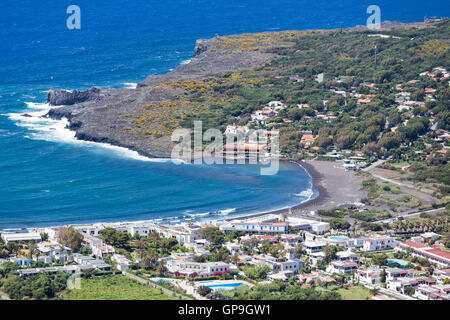 Vue aérienne des plages noires de Vulcano, Îles Éoliennes près de la Sicile, Italie Banque D'Images