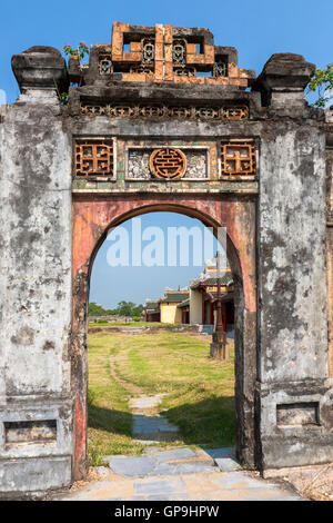 Passerelle ruineuse, la Cité pourpre interdite, Hue, Viet Nam Banque D'Images