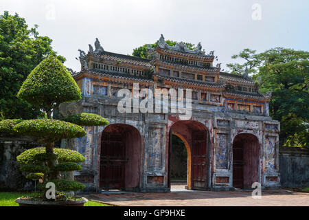 Mon Chi Tho Gate, entrée principale de la Dien Tho Palace, ville impériale, Hue, Viet Nam Banque D'Images