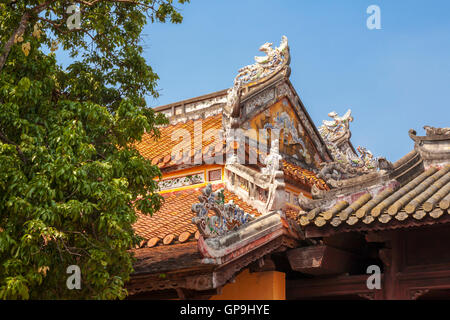 Détail de toit complexes, Dien Tho Palace, ville impériale, Hue, Viet Nam Banque D'Images