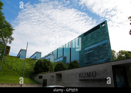 Kumu est un musée d'art à Tallinn, Estonie. Situé dans le parc Kadriorg Banque D'Images