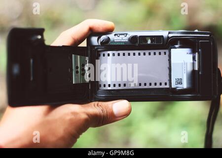 Caméra de poche analogique vue arrière avec bande de film 35mm Banque D'Images