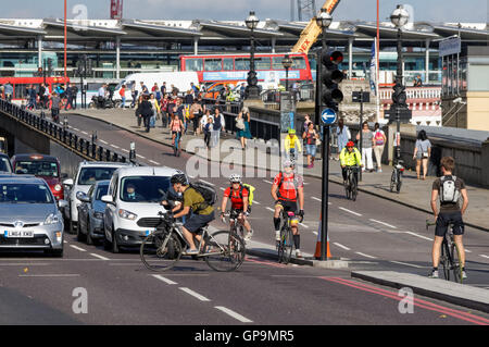 Les cyclistes sur autoroute Cycle 3 près du pont de Blackfriars, Londres Angleterre Royaume-Uni UK Banque D'Images