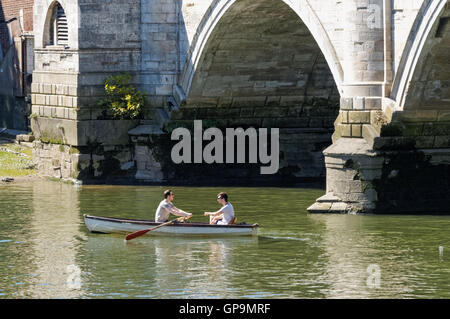 Aux personnes bénéficiant d'une journée ensoleillée sur Richmond Riverside, Londres Angleterre Royaume-Uni UK Banque D'Images