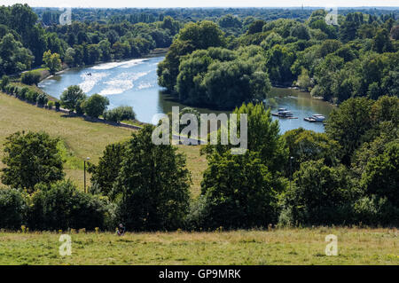 Sur la Tamise à partir de la terrasse à pied sur Richmond Hill, Londres Angleterre Royaume-Uni UK Banque D'Images