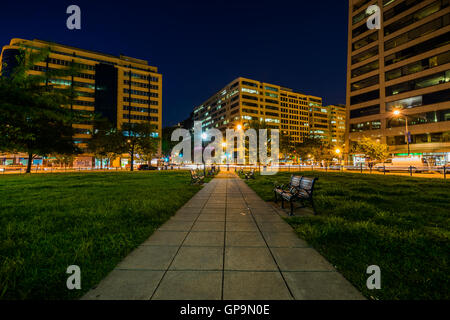 Une longue exposition de Farragut Square, au centre-ville de Washington, District de Columbia Banque D'Images