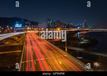 Corée du Sud, le trafic dans la ville de Séoul, Séoul, Corée skyline at night. Banque D'Images