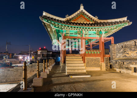 Corée du Sud, Hwaseong Forteresse, architecture traditionnelle de Corée à Suwon dans la nuit Banque D'Images