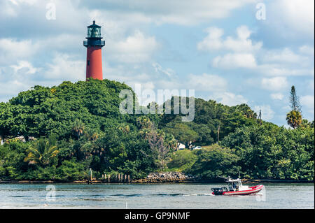 Le monument historique de la rouge Jupiter Phare sur Palm Beach County's Jupiter Inlet dans la région de Jupiter, en Floride. (USA) Banque D'Images