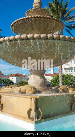 Fontaine à plusieurs niveaux avec alligators et crachent des pélicans au luxueux Ponte Vedra Inn & Club sur Ponte Vedra Beach, Floride, USA. Banque D'Images