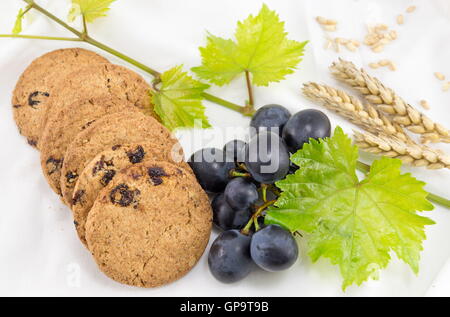 Partie intégrante des cookies avec des raisins et du blé sur blanc Banque D'Images