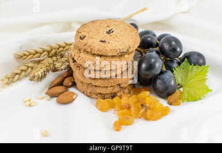 Partie intégrante des cookies aux raisins et amandes sur blanc Banque D'Images