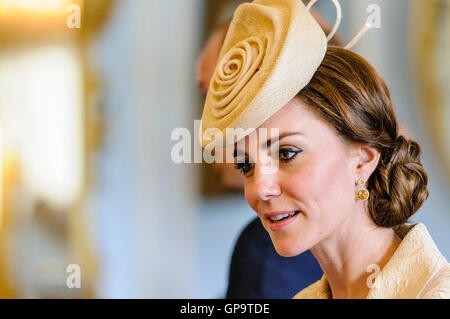 HILLSBOROUGH, EN IRLANDE DU NORD. 14 JUN 2016 : Catherine (Kate), la duchesse de Cambridge, conversations à vous Banque D'Images