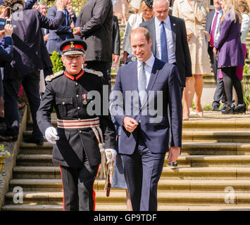 Le Prince William est escorté par le lord lieutenant du comté de Down, David Lindsay. Banque D'Images