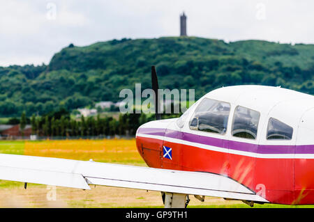 G-BOAH Piper PA-28-161 Warrior II (1984) sur l'herbe à l'aérodrome de Newtownards. Banque D'Images