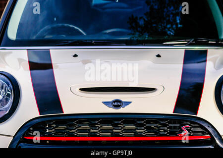 Blanc poivre avec Mini Cooper S John Cooper Works tuning Kit, kit de corps et capot de rayures. Banque D'Images