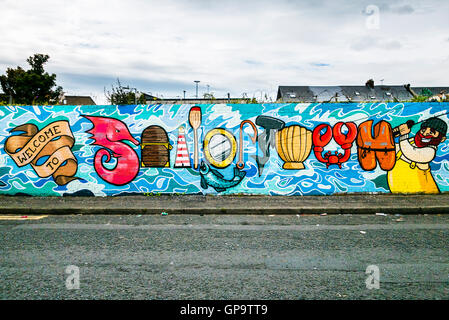 Accueillir les gens à la peinture murale Sailortown Trimestre à Belfast, un vieux quartier résidentiel à côté des quais. Banque D'Images