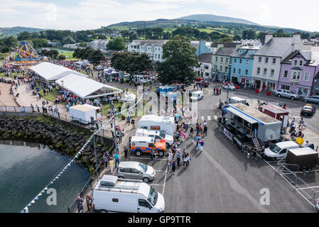 Les foules emplissent les rues de Ballycastle, à l'assemblée annuelle de l'Auld Lammas Fair, juste la plus ancienne dans le monde. Banque D'Images