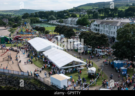 Les foules emplissent les rues de Ballycastle, à l'assemblée annuelle de l'Auld Lammas Fair, juste la plus ancienne dans le monde. Banque D'Images