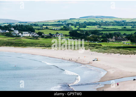 Ballycastle golf club à côté de la plage de sable, l'Irlande du Nord. Banque D'Images