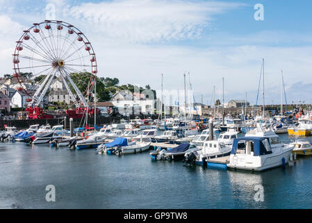 Port et marina de Ballycastle, Irlande du Nord, avec une grande roue. Banque D'Images