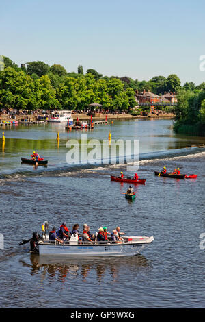 Nautique loisirs sur la rivière Dee à Chester, ville du comté de Cheshire, Angleterre. UK Banque D'Images