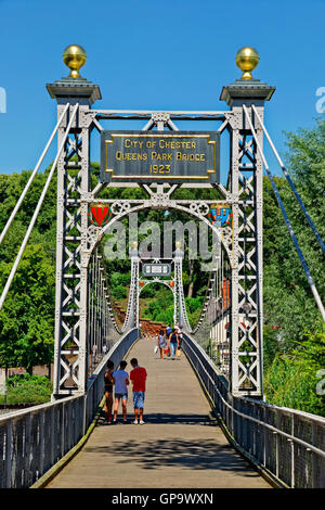 Queen's Park Le Pont de la rivière Dee à Chester, ville du comté de Cheshire, Angleterre. UK Banque D'Images