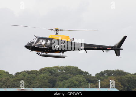 ZJ276, un Eurocopter Ecureuil HT1 de la Royal Air Force, arrive à l'aéroport de Prestwick pour le Scottish International Airshow. Banque D'Images