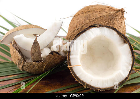 De coco fraîche en varios formes sur la table Banque D'Images