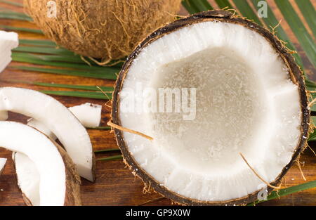 De coco fraîche en varios formes sur la table Banque D'Images