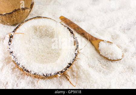 Moitié noix de coco fraîche et de fruits en poudre sur la table Banque D'Images